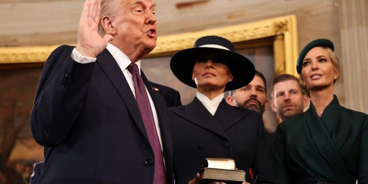 Donald Trump faz juramento na cerimônia de posse para presidência, no dia 20 de janeiro de 2025 — Foto: Chip Somodevilla / AFP