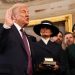 Donald Trump faz juramento na cerimônia de posse para presidência, no dia 20 de janeiro de 2025 — Foto: Chip Somodevilla / AFP