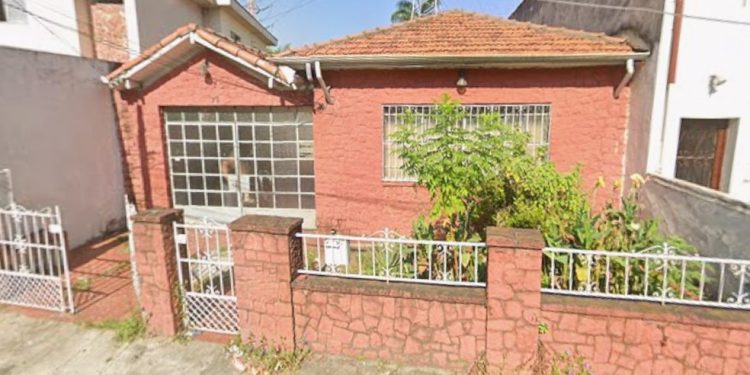 Explosão ocorreu em casa que funcionava como depósito clandestino de fogos de artifício — Foto: Reprodução/Google