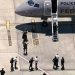 Presos a caminho do avião, no Aeroporto do Galeão, para transferência a presídios federais — Foto: Reprodução / TV Globo