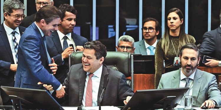 Hugo Motta e Davi Alcolumbre comemoram a derrubada dos vetos de Lula — Foto: Geraldo Magela/Agência Senado