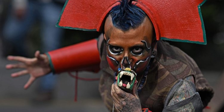 Um folião participa do grande desfile do Dia dos Mortos, na Cidade do México, no sábado (01/11) — Foto: Carl de Souza / AFP