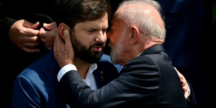 Os presidentes do Chile, Gabriel Boric, e do Brasil, Luiz Inácio Lula da Silva, durante foto de família da COP30 — Foto: Pablo PORCIUNCULA / AFP