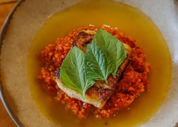 O peixe do dia com pirão de tomate e tucupi é o prato favorito da chef — Foto: Divulgação