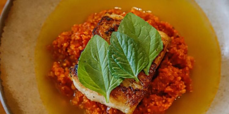 O peixe do dia com pirão de tomate e tucupi é o prato favorito da chef — Foto: Divulgação