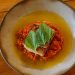O peixe do dia com pirão de tomate e tucupi é o prato favorito da chef — Foto: Divulgação