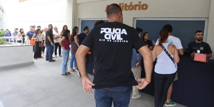 Polícia convocou donos de aparelhos roubados para recuperar celulares — Foto: Fabiano Rocha