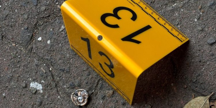 Projetil é encontrado por peritos no local do tiroteio em Botafogo — Foto: Alessandro Cassiano / Agência O Globo