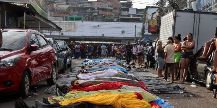 Corpos retirados de mata após megaoperação nos complexos do Alemão e da Penha — Foto: Fabiano Rocha/Agência O Globo/29-10-2025