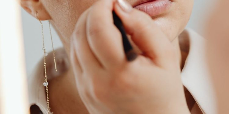 8 dicas de saúde para cuidar dos olhos ao se maquiar para as festas de fim de ano
