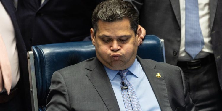 Alcolumbre ameaça engavetar indicação de Messias ao STF, mas...