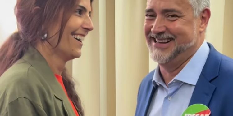 Manuela D'Ávila e Paulo Pimenta em evento do PT, em Porto Alegre, neste domingo (30/11) — Foto: Reprodução/Instagram