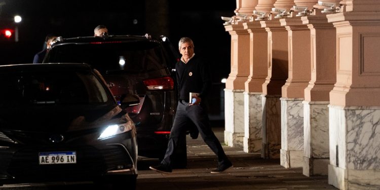 Em novembro, o ministro Caputo Caputo disse a banqueiros nos EUA que a Argentina vai acumular reservas e recomprar títulos — Foto: Bloomberg