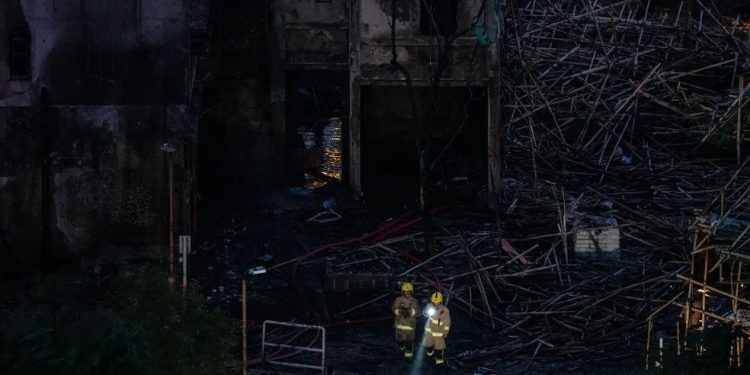 Equipes de resgate procuram vítimas após incêndio no Wang Fuk Court, em Tai Po — Foto: Lam Yik Fei / The New York Times
