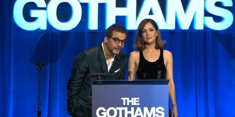 Wagner Moura subiu ao palco do Gotham Film Awards ao lado da atriz Rose Byrne para anunciar o premiado na categoria melhor primeira direção — Foto: Reprodução