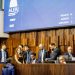 Deputados se reúnem na Alerj nesta quinta-feira, mas não discute a prisão do presidente Rodrigo Bacellar; de gravata vermelha e óculos, o presidente interino, Guilherme Delaroli, e outros deputados ouvem as críticas do deputado Flávio Serafini à Casa — Foto: Gabriel de Paiva