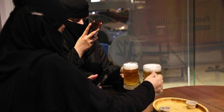 Mulheres sauditas tomam cerveja sem álcool: flexibilização a proibição sobre bebidas parece estar em curso — Foto: Fayez Nureldine / AFP