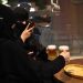 Mulheres sauditas tomam cerveja sem álcool: flexibilização a proibição sobre bebidas parece estar em curso — Foto: Fayez Nureldine / AFP