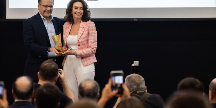 Patricia Blanco, do Instituto Palavra Aberta, com o prêmio da ANJ pela defesa da liberdade de imprensa — Foto: Maria Isabel de Oliveira