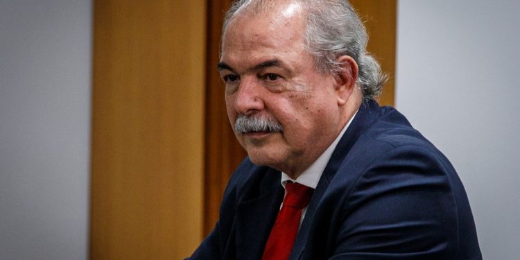 Mercadante, presidente do BNDES: investimentos estão de acordo com planos do governo de aumentar o uso do transporte aéreo — Foto: Brenno Carvalho