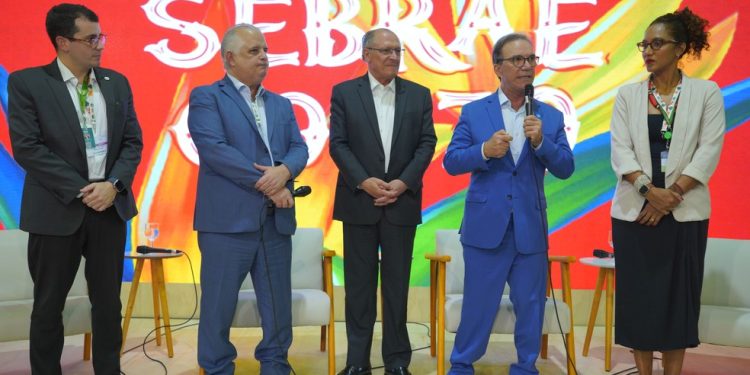Lançamento da plataforma Empreender Clima com Rodrigo Rossi, chefe de Representação da OEI no Brasil; Márcio França, ministro do Empreendedorismo, da Microempresa e da Empresa de Pequeno Porte do Brasil; Geraldo Alckmim, vice-presidente; Décio Lima, presidente do Sebrae; e Camila Costa, chefe do Departamento de Operações do BNDES — Foto: Divulgação Sebrae/Wesley Santos