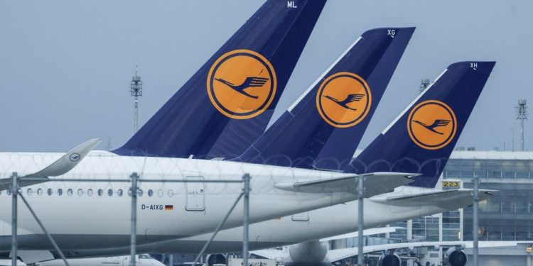 Aviões da companhia aérea alemã Lufthansa estacionados no Aeroporto Internacional de Munique, no sul da Alemanha — Foto: Michaela Stache/AFP