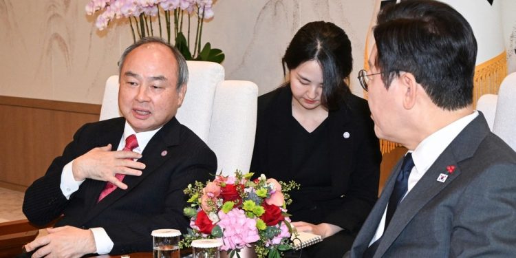 CEO do Softbank diz que uma super-IA pode transformar humanos em 'peixes' ou vencer o Nobel — Foto: AFP