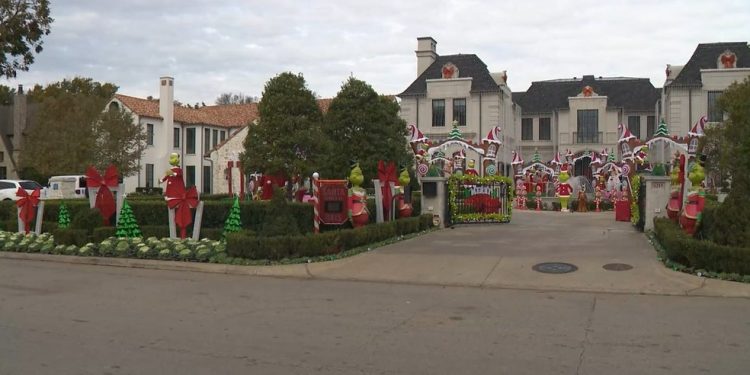 A mansão de Ryan De Vitis é famosa pela decoração extravagante do jardim durante as datas comemorativas — Foto: Captura de tela/Youtube/WFAA