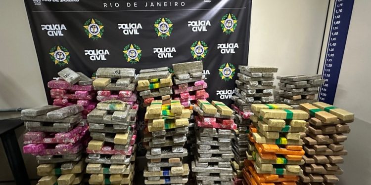 Polícia apreendeu 700 quilos de drogas em um galpão em Ramos — Foto: Divulgação/Polícia Civil