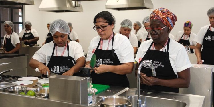 Alunas aplicadas na aula inagural do Laboratório de Práticas Alimentares da Ação da Cidadania — Foto: Divulgação Ação da Cidadania / Thiago Simões - Aimoré Filmes