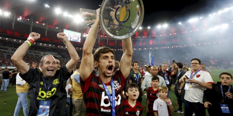 Campeonato Brasileiro 2019. Flamengo X Ceará. Rodrigo Caio ergue a taça de campeão Brasileiro. — Foto: Marcelo Theobald / Agência O Globo