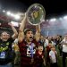Campeonato Brasileiro 2019. Flamengo X Ceará. Rodrigo Caio ergue a taça de campeão Brasileiro. — Foto: Marcelo Theobald / Agência O Globo