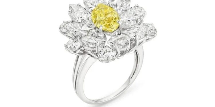 Anel Bulgari de Elizabeth Taylor com diamante amarelo intenso e detalhes em diamantes — Foto: Christie's