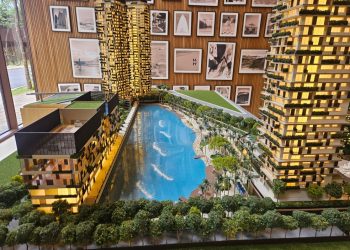 Maquete do São Paulo Surf Club, com as futuras torres residenciais e o clube vertical (o prédio baixo, à beira da piscina) — Foto: Pedro Carvalho / O GLOBO