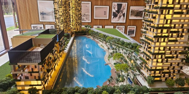Maquete do São Paulo Surf Club, com as futuras torres residenciais e o clube vertical (o prédio baixo, à beira da piscina) — Foto: Pedro Carvalho / O GLOBO