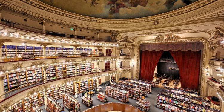 Cartão-postal: Livraria da rede El Ateneo que ocupa o antigo teatro Grand Splendid, em Buenos Aires: seis mil visitantes nos fins de semana, com brasileiros liderando o ranking de turistas estrangeiros — Foto: Divulgação
