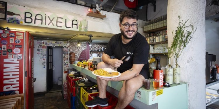 Baixela, o segundo colocado no ranking dos 50 melhores restaurantes para comer um PF no Rio. Na foto, João José Holanda, um dos sócios com Rodrigo Tavares — Foto: Leo Martins/Agência O Globo