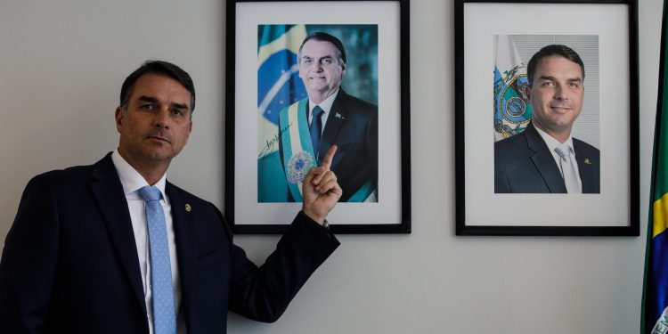 De 'rachadinha' até mansão em Brasília: Entenda quais são as principais polêmicas de Flávio Bolsonaro