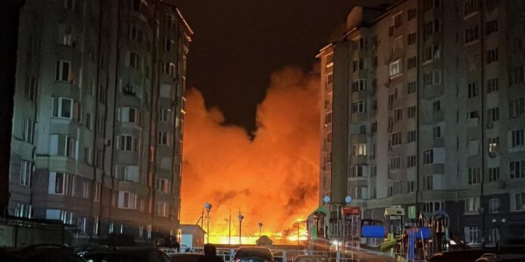 Rússia lançou mais de 600 drones e mísseis contra a Ucrânia entre a noite de sexta e madrugada de sábado — Foto: AFP Photo/State Emergency Service of Ukraine