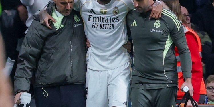 Éder Militão deixa o gramado do Santiago Bernabéu com dores — Foto: Thomas COEX / AFP