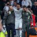 Éder Militão deixa o gramado do Santiago Bernabéu com dores — Foto: Thomas COEX / AFP