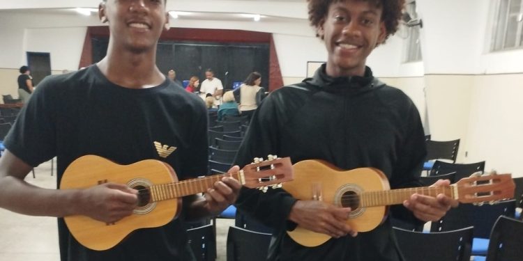Caio Jorge Oliveira e João Gabriel Pereira, de 15 anos, na oficina de samba Cirandeando com o Cacique, no Henrique Lage — Foto: Divulgação