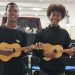 Caio Jorge Oliveira e João Gabriel Pereira, de 15 anos, na oficina de samba Cirandeando com o Cacique, no Henrique Lage — Foto: Divulgação