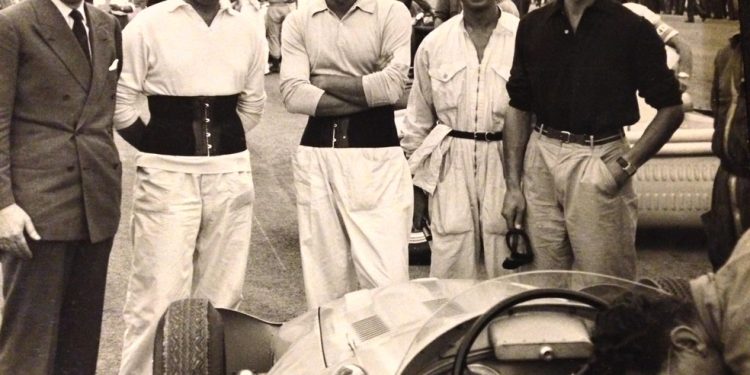 Hermano da Silva Ramos (ao centro), mecânicos e Amédée Gordini (à esquerda), fundador da equipe francesa, momentos antes da largada para o GP da França de 1956, no circuito de Reims — Foto: Arquivo pessoal