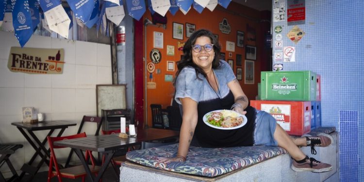 Bar da Frente, unidade Praça da Bandeira. A dona, Mariana Rezende, posa com o parmegiana de frango — Foto: Leo Martins/Agência O Globo