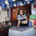 Bar da Frente, unidade Praça da Bandeira. A dona, Mariana Rezende, posa com o parmegiana de frango — Foto: Leo Martins/Agência O Globo