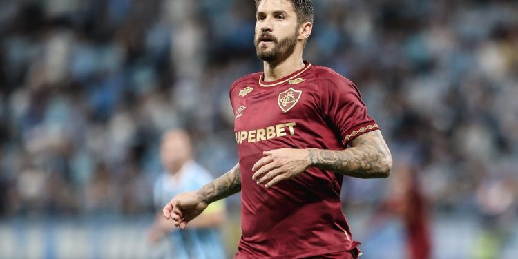 Everaldo no duelo contra o Grêmio — Foto: Lucas Merçon / Fluminense