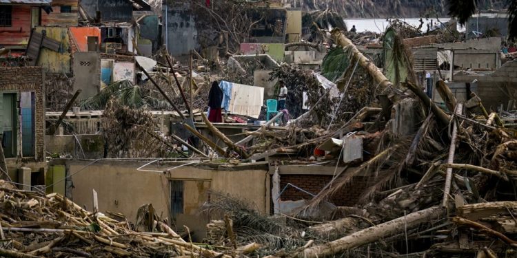 Mais de 400 pessoas continuam desaparecidas na Indonésia — Foto: YT HARIONO / AFP