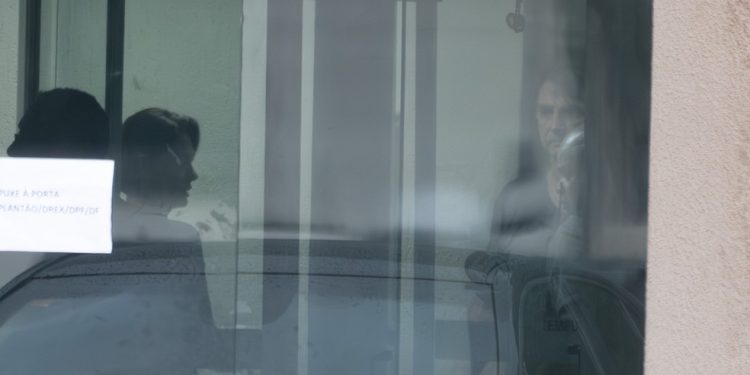 Bolsonaro é visto ao se despedir da mulher na sede da PF, após o ministro Alexandre de Moraes permitir a entrada de familiares e médicos — Foto: Brenno Carvalho / Agência O Globo