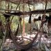 Tapiris abandonados por kawahivas, no interior da terra indígena de Mato Grosso, com redes, cestos e restos de alimentos deixados para trás — Foto: Funai